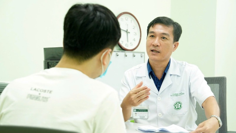 Bác sĩ khám, tư vấn sức khỏe cho người dân tại Bệnh viện Bạch Mai.