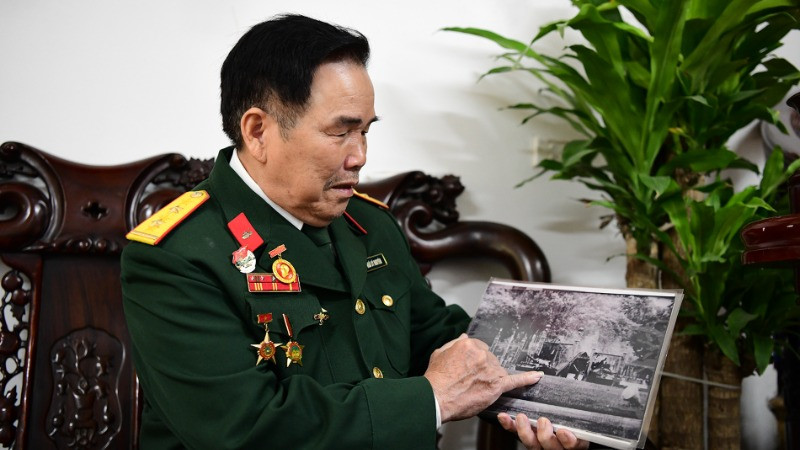 Trung sĩ Ngô Sỹ Nguyên, pháo thủ xe tăng 390, cùng đồng đội húc tung cổng Dinh Độc Lập, góp phần làm nên chiến thắng 30/4/1975 lịch sử. (Ảnh: THẾ DƯƠNG)