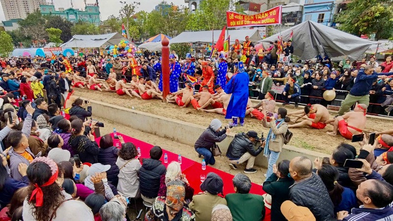 Kéo co ngồi trong Lễ hội đền Trấn Vũ (Long Biên, Hà Nội) thu hút sự chú ý của đông đảo người dân, du khách. (Ảnh: LÊ THANH)