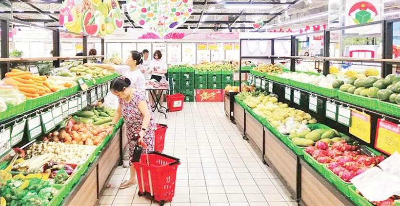 Phục vụ khách mua sắm tại điểm bán của Saigon Co.op.