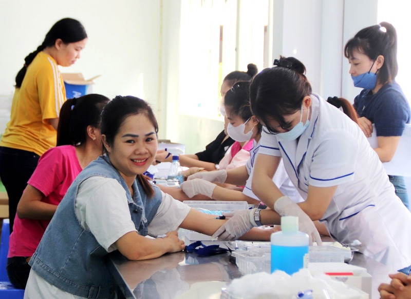 Nhân viên y tế khám sàng lọc cho người đăng ký hiến máu.