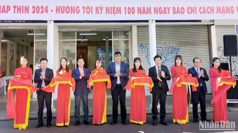 Các đại biểu thực hiện nghi thức khai mạc Hội báo Xuân Lâm Đồng Giáp Thìn 2024.