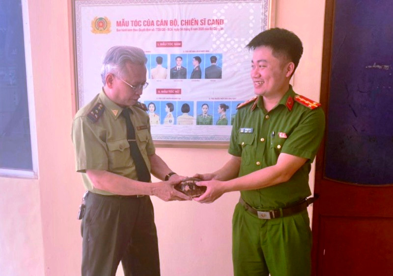 Công an bàn giao cá thể rùa cho Trung tâm cứu hộ.