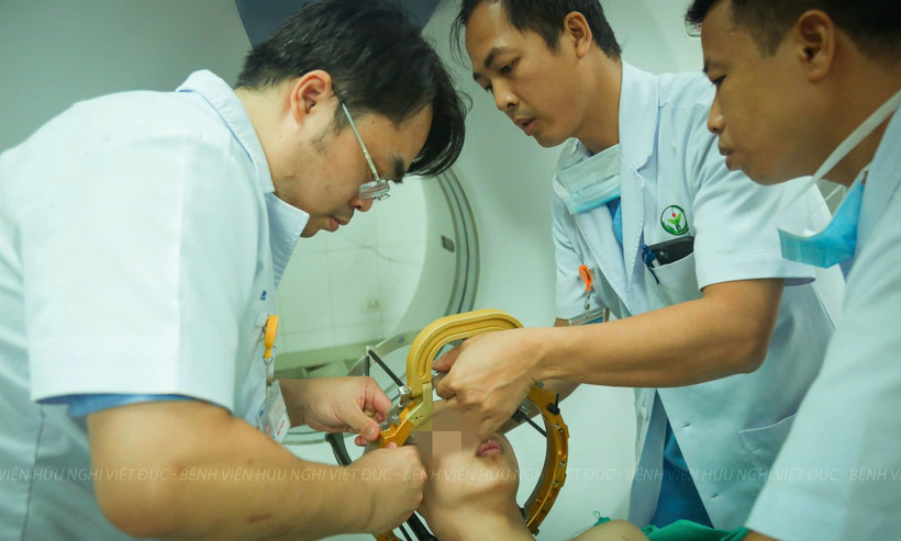 Bệnh nhân được thăm khám và đánh giá bởi hội đồng chuyên môn về rối loạn vận động bao gồm bác sĩ nội thần kinh, bác sĩ phẫu thuật thần kinh chức năng, bác sĩ chẩn đoán hình ảnh.