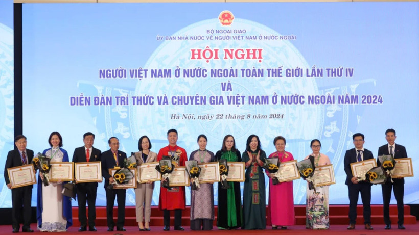 Lễ tặng thưởng các cá nhân có đóng góp quan trọng vào công tác người Việt Nam ở nước ngoài. (Nguồn: TTXVN) 
