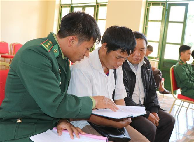 Chiến sĩ Đồn biên phòng Nậm Kè (Bộ đội Biên phòng tỉnh Điện Biên) trao đổi nội dung tuyên truyền, phổ biến pháp luật cho các trưởng bản. (Ảnh: TTXVN)
