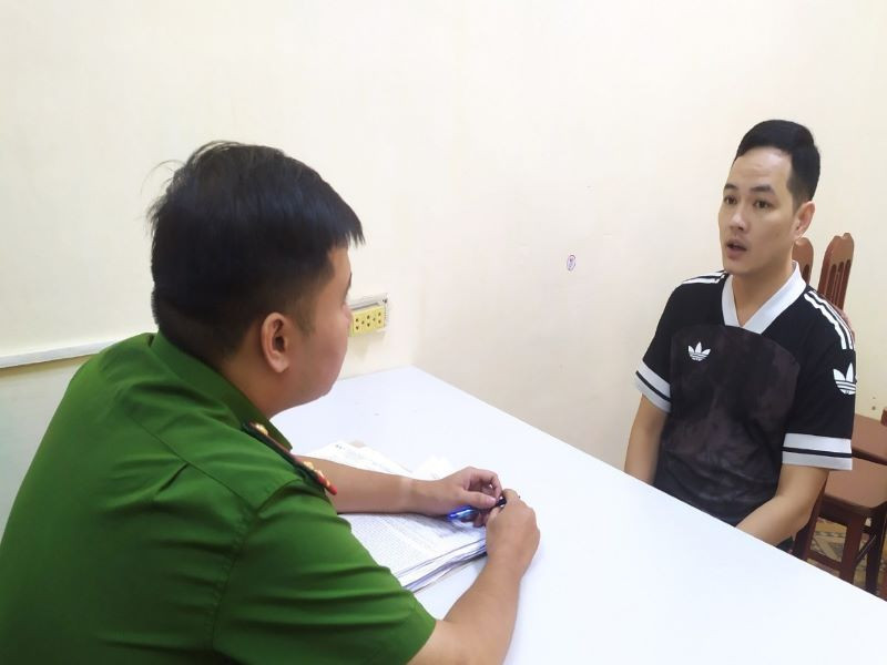 Vũ Thanh Tuyền tại cơ quan điều tra. (Ảnh Công an cung cấp)