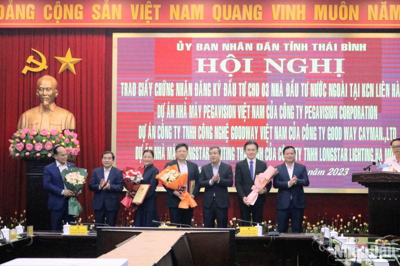 Lãnh đạo tỉnh Thái Bình trao Quyết định chủ trương đầu tư, Giấy chứng nhận đăng ký đầu tư cho 3 dự án FDI. (Ảnh: Mai Tú)