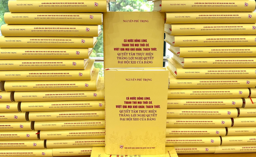 Cuốn sách Cả nước đồng lòng, tranh thủ mọi thời cơ, vượt qua mọi khó khăn, thách thức, quyết tâm thực hiện thắng lợi Nghị quyết Đại hội XIII của Đảng.