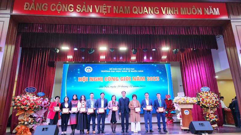 Trường đại học Kinh tế quốc dân trao kỷ niệm chương nhằm ghi nhận, tri ân các doanh nghiệp.