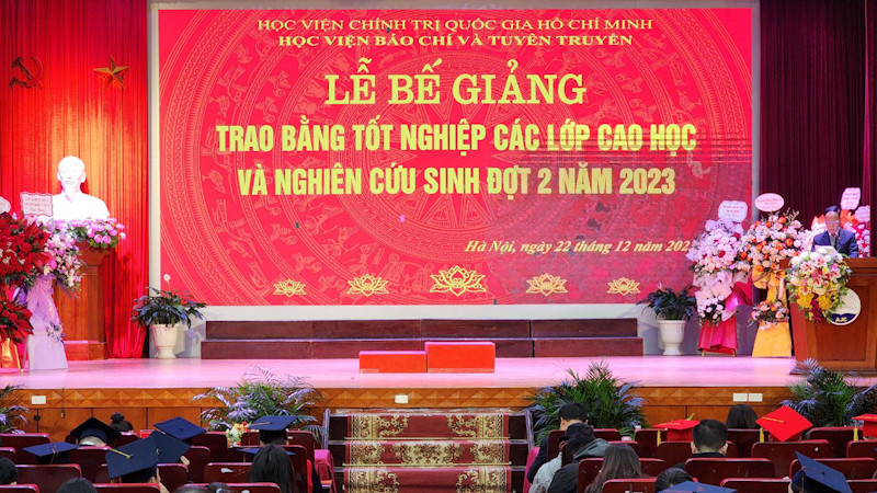 Quang cảnh lễ bế giảng.