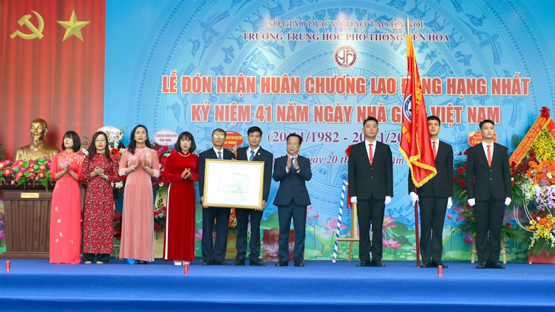 Trường trung học phổ thông Yên Hòa đón nhận Huân chương Lao động hạng Nhất.