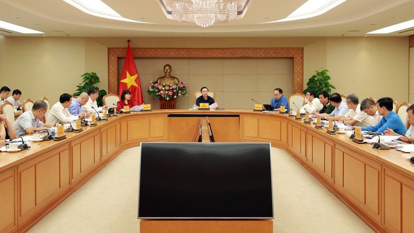 Phó Thủ tướng Trần Hồng Hà chủ trì cuộc họp với Bộ Xây dựng và các bộ, ngành liên quan về tiếp thu, giải trình ý kiến của đại biểu Quốc hội về dự tháo Luật Nhà ở sửa đổi. (Ảnh: VOV)