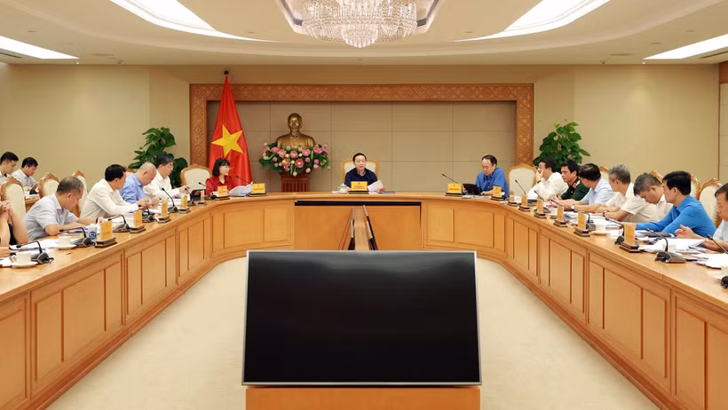 Phó Thủ tướng Trần Hồng Hà chủ trì cuộc họp với Bộ Xây dựng và các bộ, ngành liên quan về tiếp thu, giải trình ý kiến của đại biểu Quốc hội về dự tháo Luật Nhà ở sửa đổi. (Ảnh: VOV)