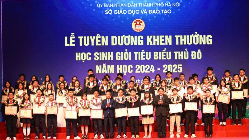 Quang cảnh buổi Lễ tuyên dương, khen thưởng học sinh giỏi tiêu biểu. (Ảnh: THANH TÙNG)