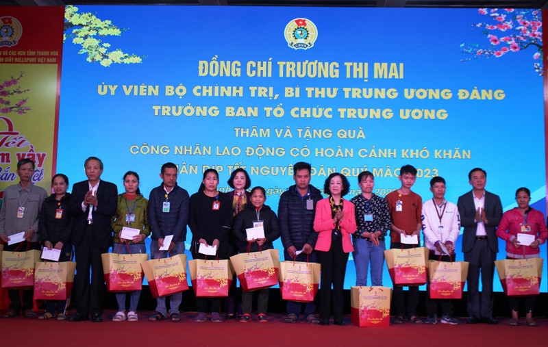 Bí thư Trung ương Đảng, Trưởng Ban Tổ chức Trung ương cùng lãnh đạo tỉnh Thanh Hóa tặng quà Tết cho công nhân lao động ở Khu công nghiệp Hoàng Long.