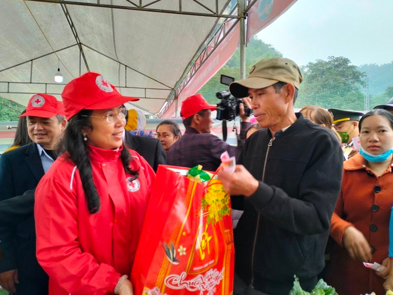 Phó Chủ tịch Trung ương Hội Chữ thập đỏ Việt Nam tặng quà Tết cho hộ có hoàn cảnh khó khăn.