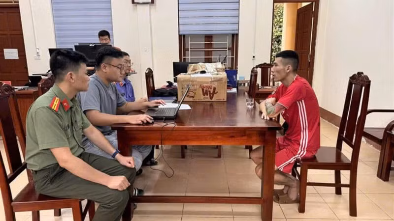 Công an tỉnh Bắc Kạn lấy lời khai một đối tượng lừa đảo trên mạng. (Ảnh: Thuỳ Dương)