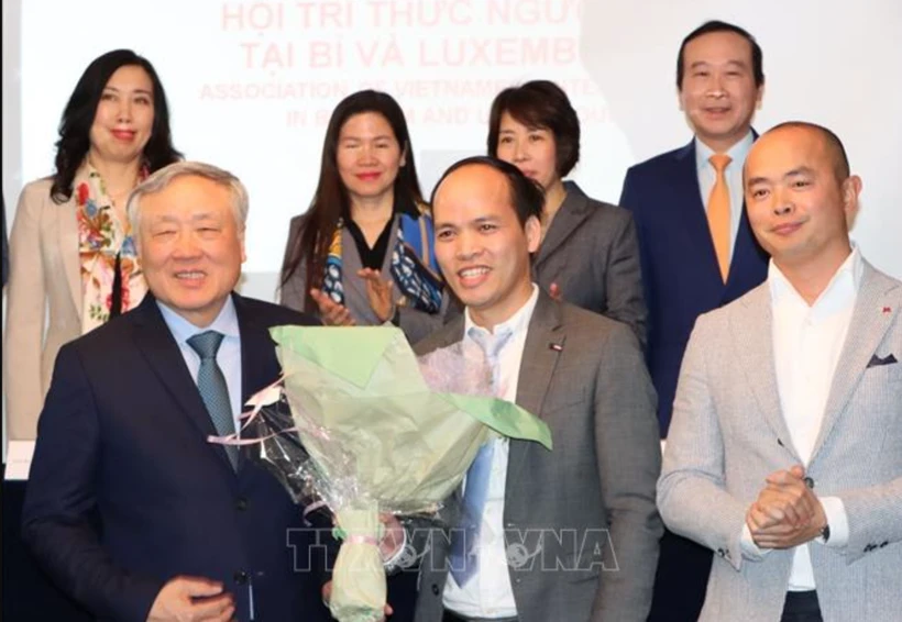 Phó Thủ tướng thường trực Nguyễn Hòa Bình tặng hoa Chủ tịch ViLaB, Phùng Quốc Trí. (Ảnh: TTXVN)