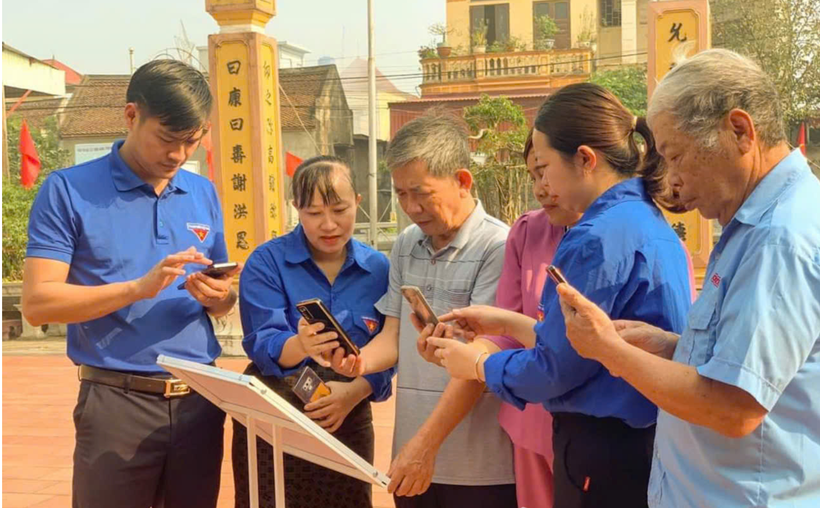Đoàn Thanh niên phối hợp với cấp ủy, chính quyền triển khai QR Code kết nối thông tin các di tích lịch sử với Lịch sử Đảng bộ huyện và thành phố. (Ảnh: Báo Hải Phòng)