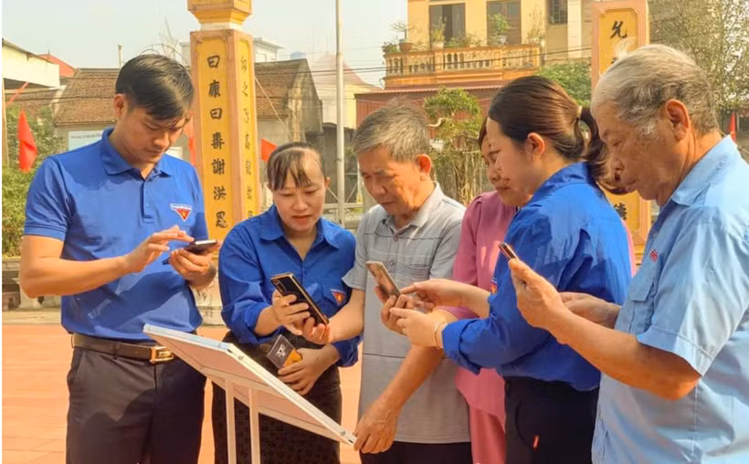 Đoàn Thanh niên phối hợp với cấp ủy, chính quyền triển khai QR Code kết nối thông tin các di tích lịch sử với Lịch sử Đảng bộ huyện và thành phố. (Ảnh: Báo Hải Phòng)