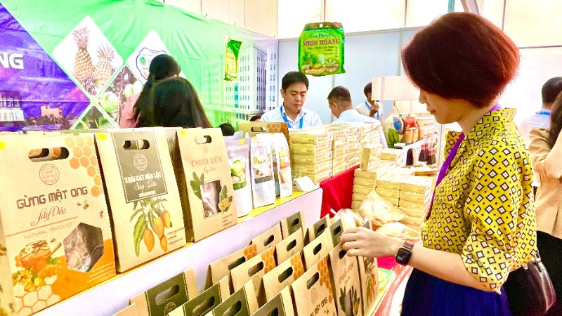 Cần minh bạch môi trường thương mại điện tử để bảo vệ người tiêu dùng. (Ảnh: KIM DUNG)