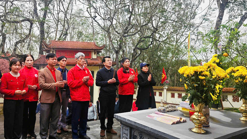Các đại biểu dâng hương, tưởng niệm liệt sĩ.