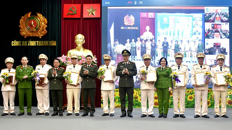Ban Giám đốc Công an tỉnh Thanh Hóa trao quyết định nghỉ công tác trước hạn tuổi cho 8 đồng chí.