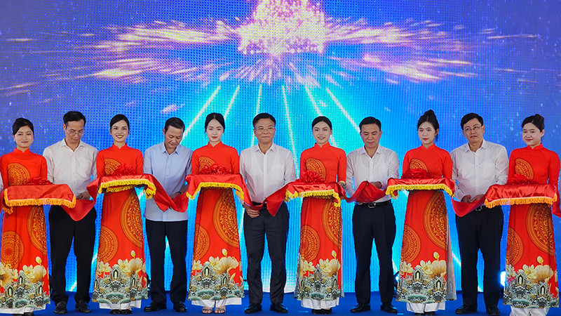 Phó Thủ tướng Chính phủ và các đại biểu cắt băng khánh thành đường dây 500kV mạch 3 tại điểm cầu Thanh Hóa.
