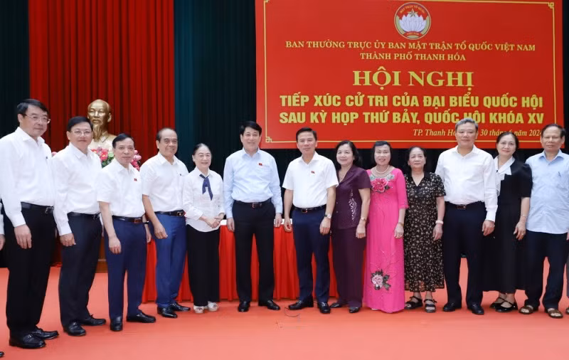 Thường trực Ban Bí thư Lương Cường với cử tri thành phố Thanh Hóa.