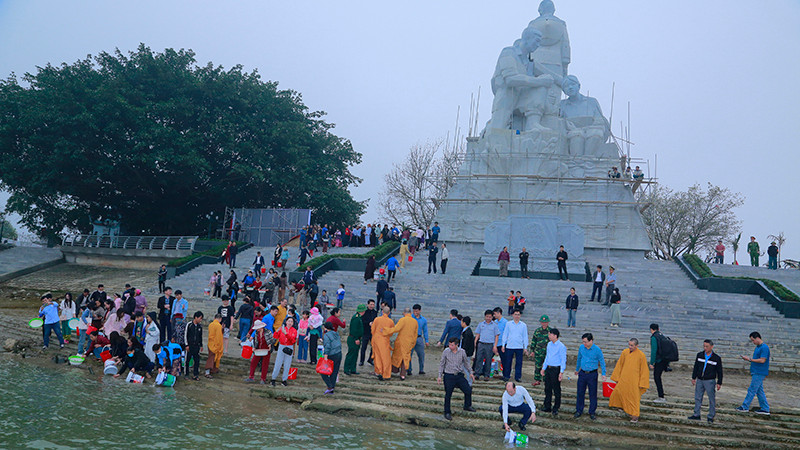 Các đại biểu và nhân dân thả cá giống xuống sông Mã.