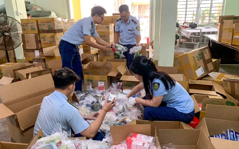 Lực lượng quản lý thị trường tỉnh Phú Yên kiểm tra, thu giữ các sản phẩm là thực phẩm chức năng do nước ngoài sản xuất không có hóa đơn chứng từ, đang trên đường vận chuyển. Ảnh MINH NGUYỆT