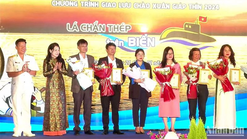 Ban tổ chức tri ân những đơn vị, cá nhân đồng hành cùng chương trình.