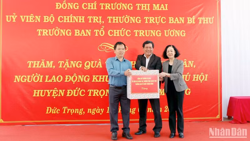 Đồng chí Trương Thị Mai trao quà Tết tặng khu công nghiệp Phú Hội, huyện Đức Trọng, tỉnh Lâm Đồng.