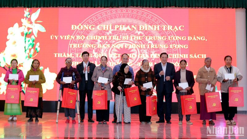 Đồng chí Phan Đình Trạc và Phó Bí thư thường trực Tỉnh ủy Lâm Đồng Trần Đình Văn trao quà Tết tặng các gia đình chính sách huyện Lạc Dương.