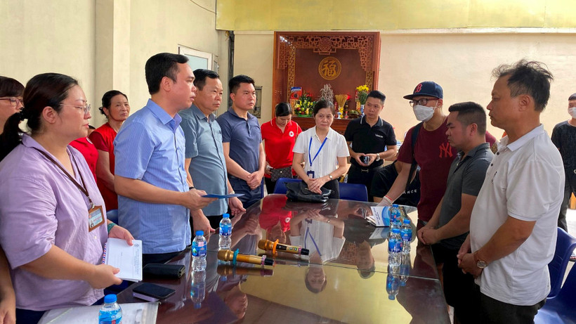 Đại diện Sở Lao động-Thương binh và Xã hội, quận Đống Đa thăm hỏi, động viên gia đình.