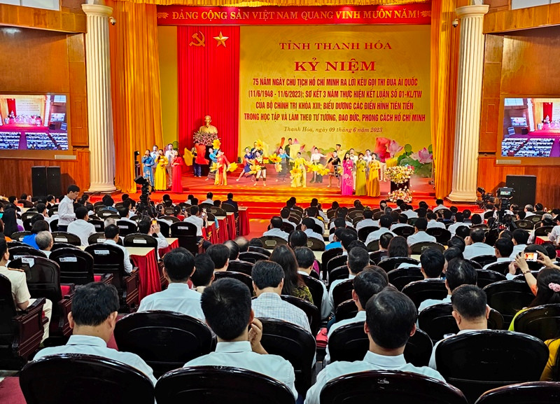 Các đại biểu xem chương trình văn nghệ chào mừng trước khai mạc lễ kỷ niệm.