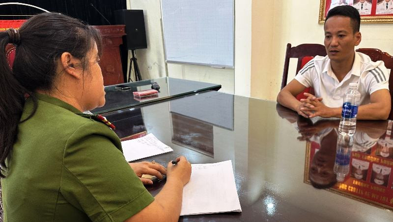 Công an xét hỏi chủ quán karaoke.