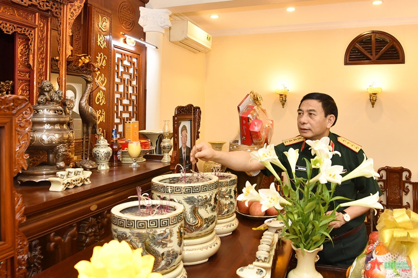 Đại tướng Phan Văn Giang dâng hương nguyên Tổng Bí thư Lê Khả Phiêu. (Nguồn: Báo Quân đội nhân dân)