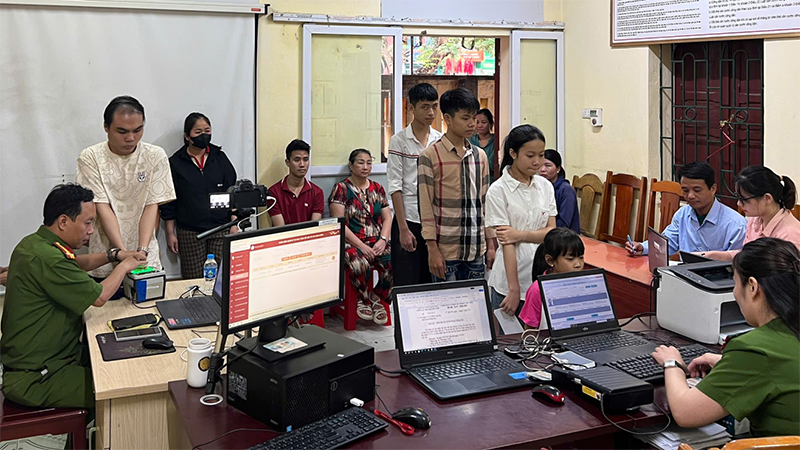 Công an thị trấn Bút Sơn, huyện Hoằng Hóa làm căn cước, tài khoản định danh cho nhân dân.
