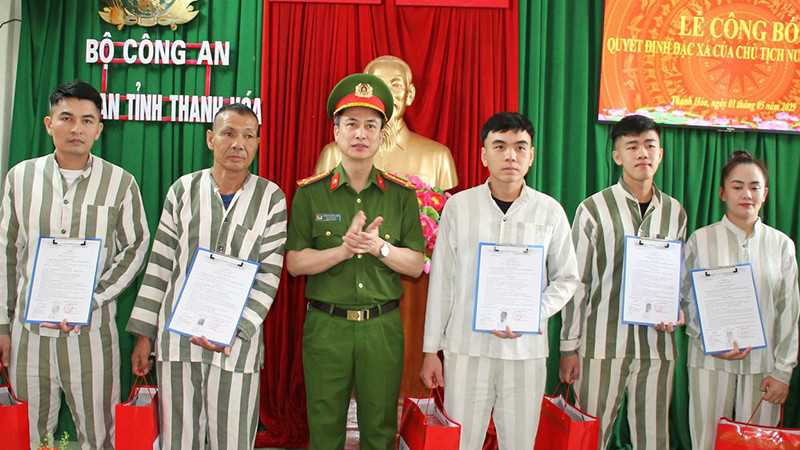 Lãnh đạo Công an tỉnh Thanh Hóa trao quyết định đặc xá cho các phạm nhân đủ điều kiện.