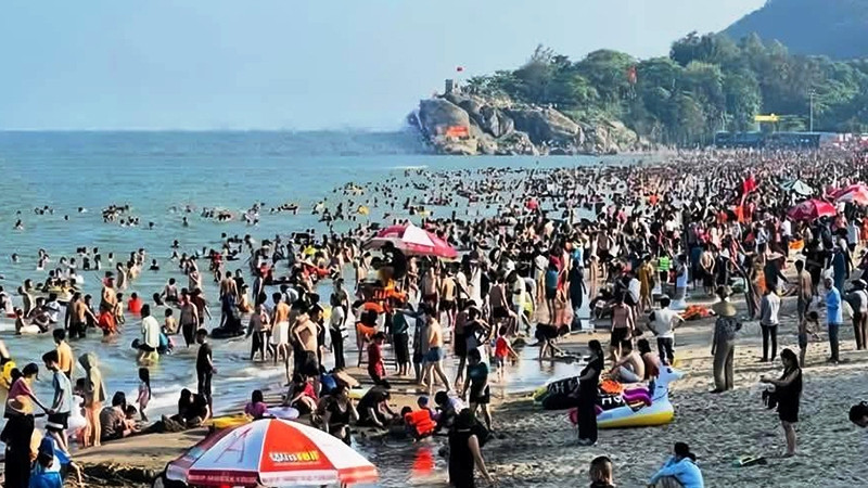 Bãi biển ở Sầm Sơn dịp nghỉ lễ.