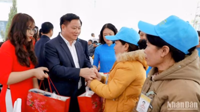 Bí thư Tỉnh ủy, Chủ tịch Ủy ban nhân dân tỉnh Thái Bình Nguyễn Khắc Thận tặng quà Tết công nhân lao động Khu công nghiệp Phúc Khánh (thành phố Thái Bình).