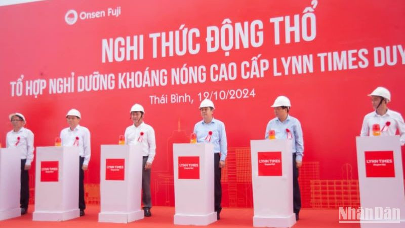 Các đại biểu thực hiện nghi thức động thổ Tổ hợp nghỉ dưỡng khoáng nóng cao cấp Lynn Times Duyên Hải, tổng vốn đầu tư 2.000 tỷ đồng tại huyện Hưng Hà (tỉnh Thái Bình).