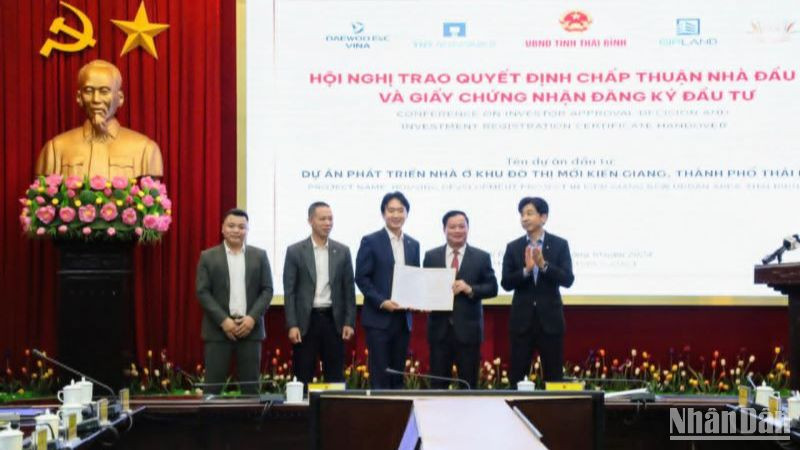 Chủ tịch Ủy ban nhân dân tỉnh Thái Bình Nguyễn Khắc Thận trao Quyết định chấp thuận nhà đầu tư và Giấy chứng nhận đăng ký đầu tư cho Dự án phát triển nhà ở Khu đô thị mới Kiến Giang.
