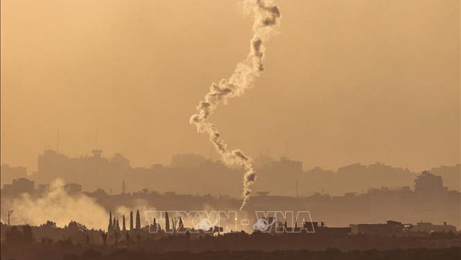 Khói lửa bốc lên tại Dải Gaza sau vụ oanh tạc của Israel ngày 8/11/2023. (Ảnh: AFP/TTXVN)