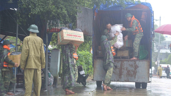 Diễn tập giúp dân tránh bão. (Ảnh: Báo Quân đội nhân dân)