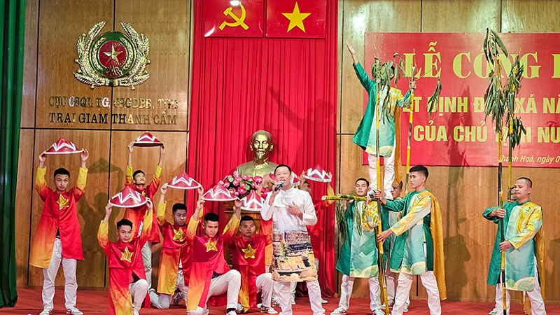 Một tiết mục văn nghệ mừng ngày đặc xá.