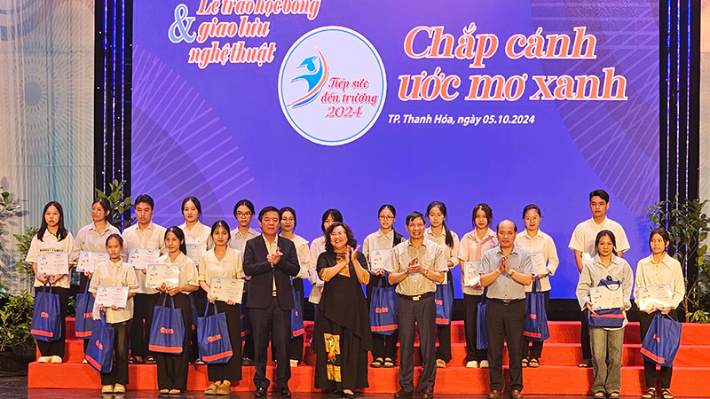 Các đơn vị đồng tổ chức trao học bổng cho sinh viên.