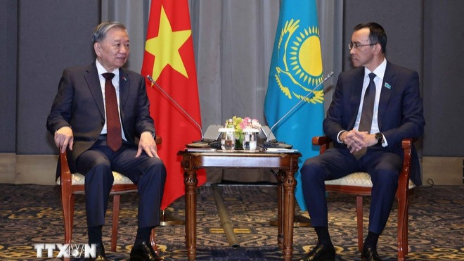 Tổng Bí thư Tô Lâm hội kiến Chủ tịch Thượng viện Kazakhstan Maulen Ashimbayev. (Ảnh: Thống Nhất/TTXVN)